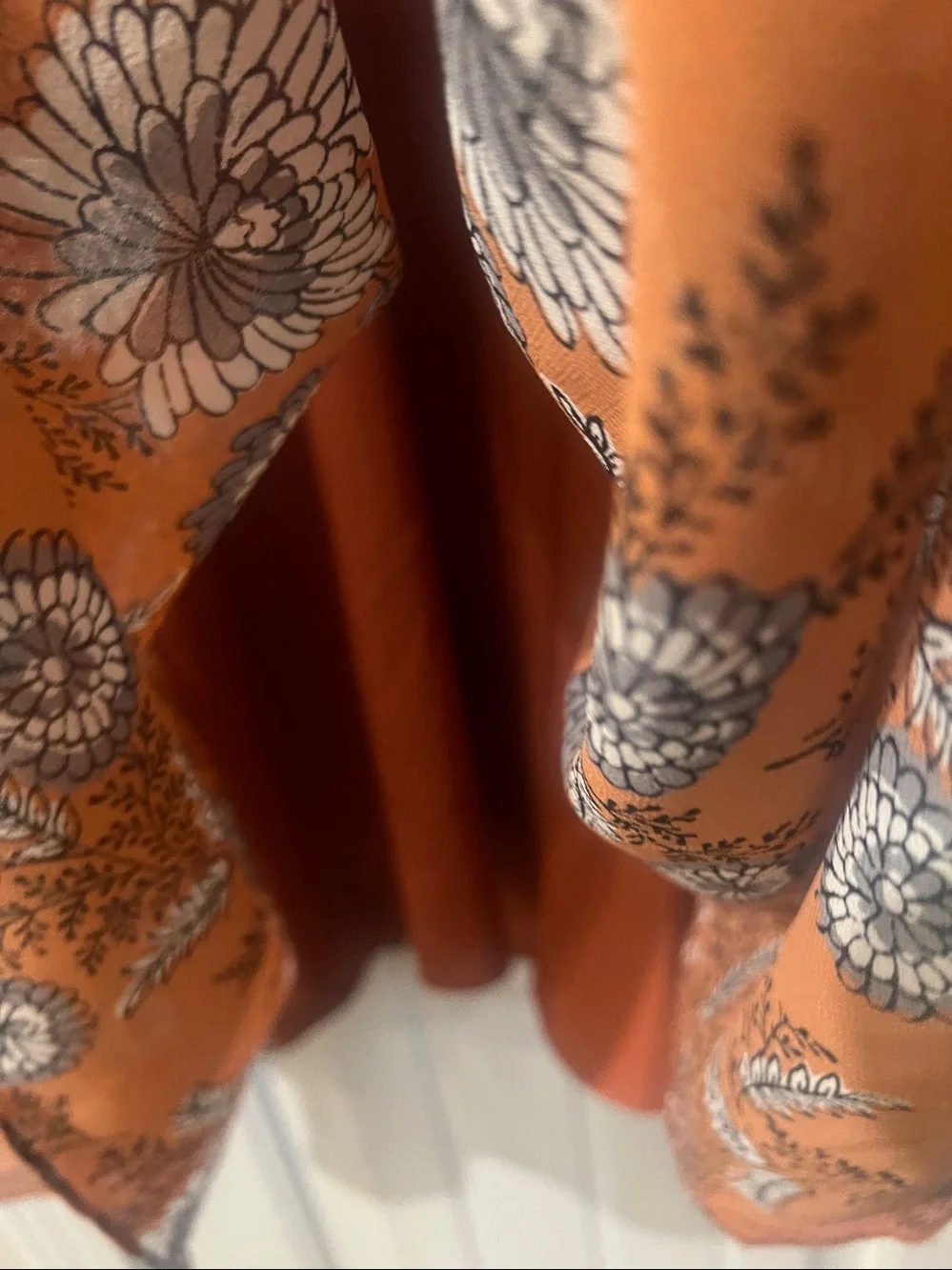 Madewell Sheer-Sleeve
Button-Front Midi Dress in Gathered Blooms - Picture 5 of 7
